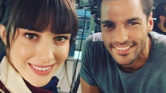 Ozge Gurel reciter&agrave; insieme al fidanzato Serkan Cayoglu.