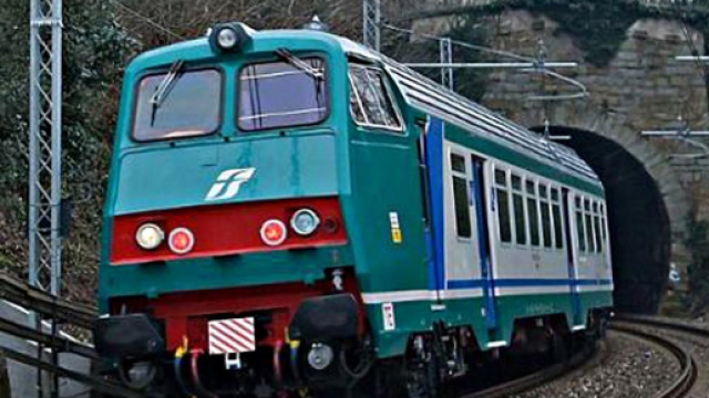 Sedicenne ferito dal treno su mani e volto