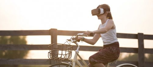 Things to do with virtual reality goggles (via PixaBay - Pexels)