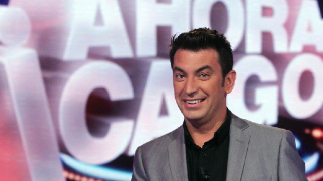 Arturo Valls junto al logo de '&iexcl;Ahora caigo!': Fotos - FormulaTV - formulatv.com
