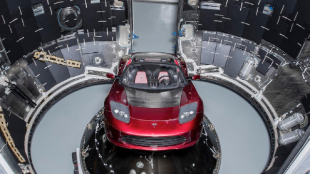 Immagine della Tesla Roadster all'interno del razzo Falcon Heavy.