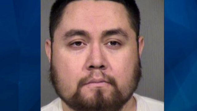 Pap&agrave; piega il figlio di sei mesi in due perch&eacute; piange - crimeonline.com