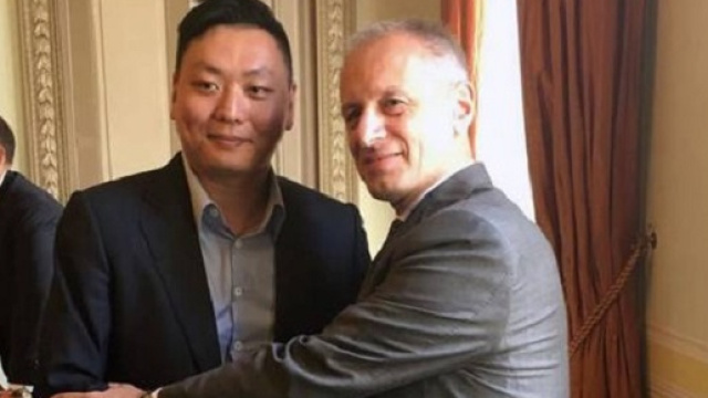 Stretta di mano tra il Presidente
