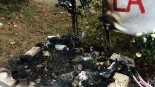 Le sapin en l'honneur de la fillette a &eacute;t&eacute; br&ucirc;l&eacute; volontairement