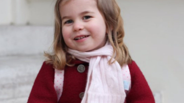 Sorriso sbarazzino alla mamma: Charlotte va a scuola per la prima volta