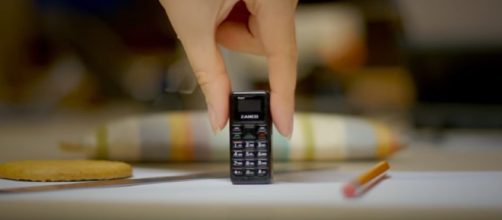 World's smallets smart phone - Image credit - Clubit | YouTube