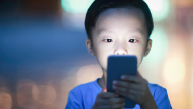 I pericoli del cellulare nelle linee guida in California