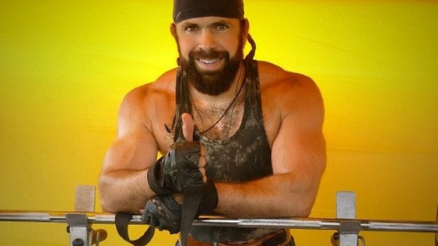 Il prete ortodosso e bodybuilder Maksim Pastukhov durante una sessione di allenamento con il bilanciere. Foto: Facebook.