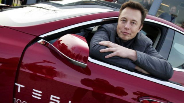 Immagine che ritrae Elon Musk a borsdo della Tesla