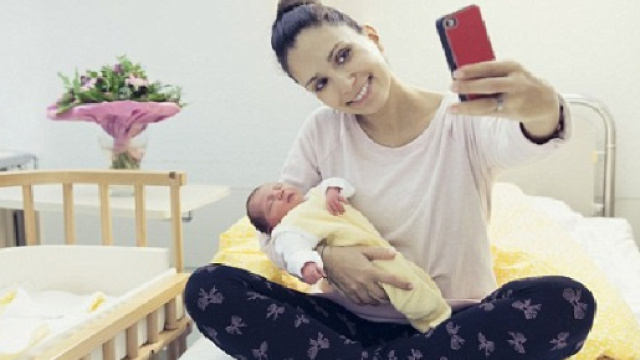 Un selfie col proprio neonato? Pioggia di like! fonte: http://www.dailymail.co.uk/