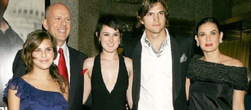 Tallulah, quando tinha 13 anos, &agrave; esquerda de Bruce Willis, Rumer, Ashton Kutcher e Demi Moore. (Foto Reprodu&ccedil;&atilde;o)