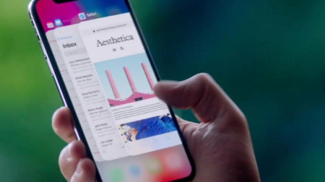 Il nuovo iPhone X in mano ad un utente