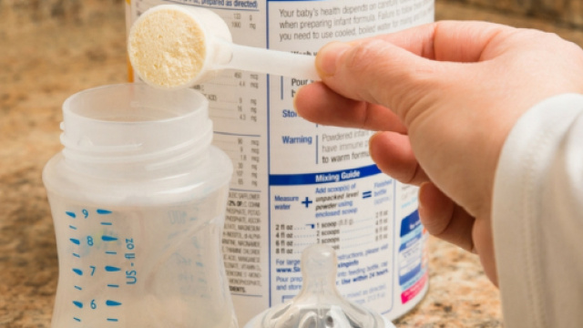 Latte per neonati: quale scegliere, dosi e come prepararlo - Mamme - stylegirl.it