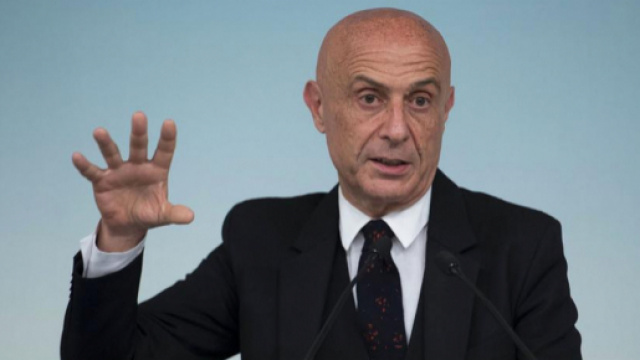 Minniti apre ai corridoi umanitari dopo aver contribuito alla nascita dei lager libici