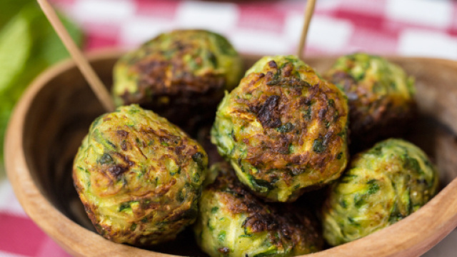 Polpette di zucchine e menta: la ricetta vegan senza uova - veganogourmand.it