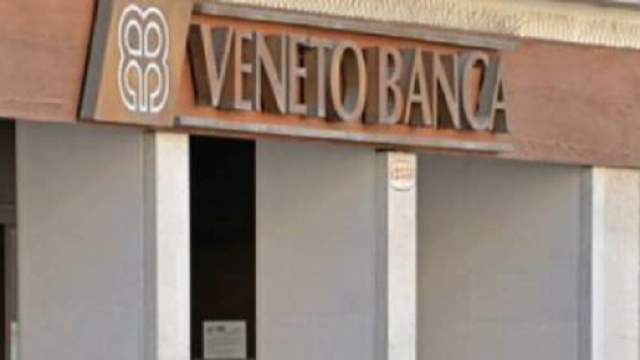 Uomo distrugge una filiale di Veneto Banca