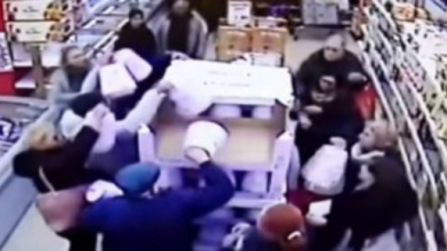 Maxi rissa per un pandoro in offerta.