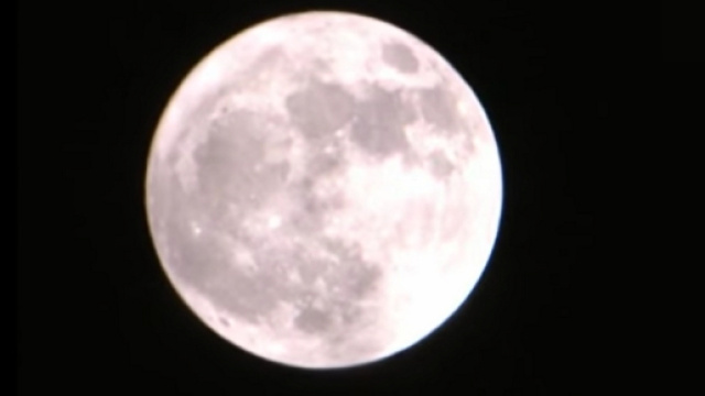 Un'immagine suggestiva della Luna