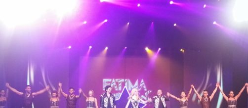 F&aacute;tima y el resto del elenco saludan al p&uacute;blico marplatense.