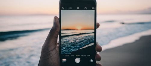 Apple posts apology to their iPhone users - [Image via by Nigel Tadyanehondo/Flickr]