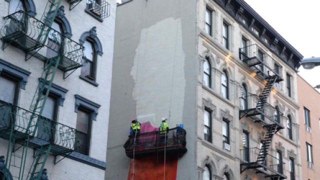 A New York un'artista ha dipinto un enorme organo genitale maschile sulla facciata di un edificio. Contestata