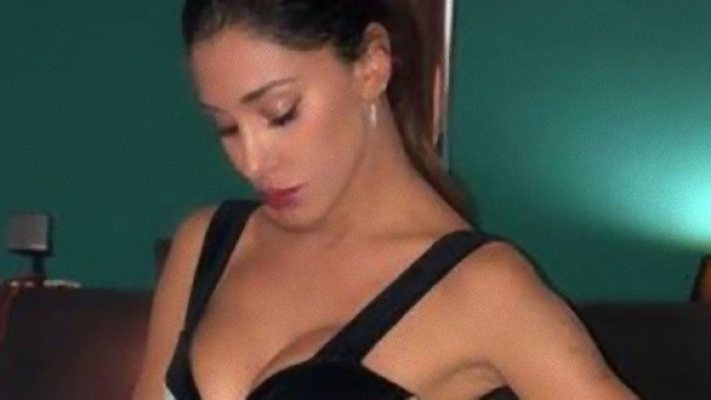 Belen Rodriguez provoca tutti con la sua farfallina