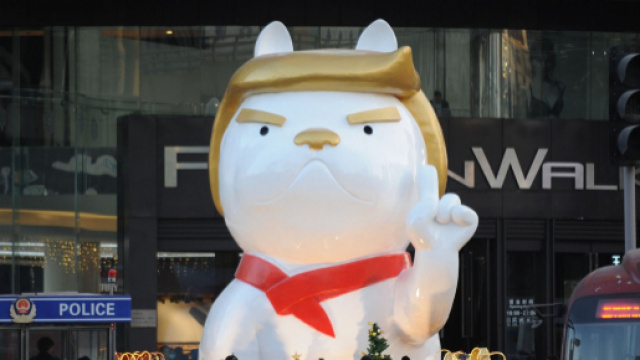 Il TrumpDog sta bacchettando i cinesi