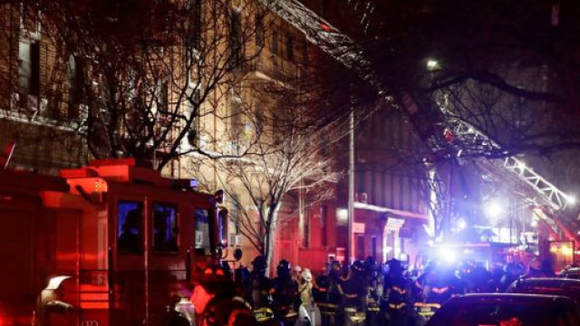 Un incendio in un condominio di New York ha provocato 12 morti, tra cui un bambino, e diversi feriti