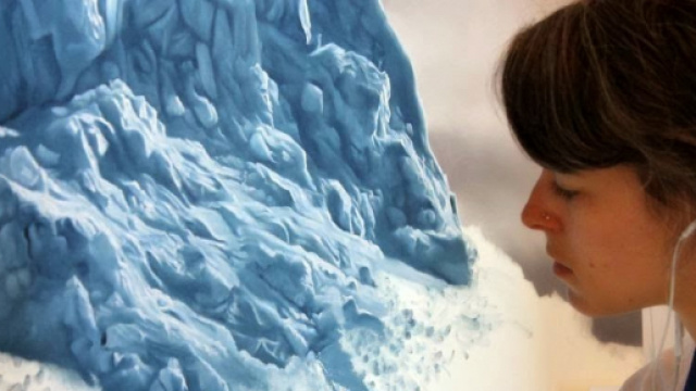 Zaria Forman mentre dipinge nel suo studio.