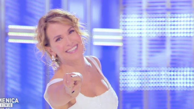 Domenica Live va in vacanza, l'annuncio di Barbara D'Urso