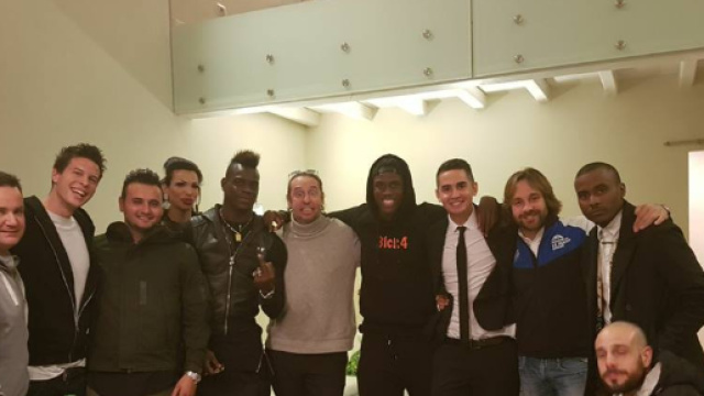 Mario Balotelli vittima di uno scherzo de Le Iene con la complicit&agrave; del fratello