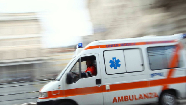 Ragazzo agonizzante in un liceo