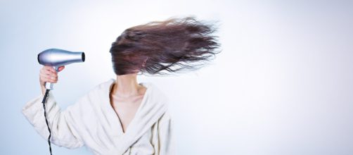 Si deseas lucir una melena fuerte y bonita reduce el uso del secador. Si te resulta imprescindible que sea con aire fr&iacute;o