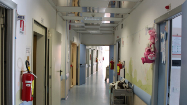 Il folle gesto di un uomo di 38 anni presso l'ospedale Sant'Eugenio di Roma