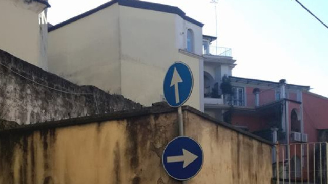 Aversa: segnaletica alternativa con obbligo 'Destinazione paradiso'