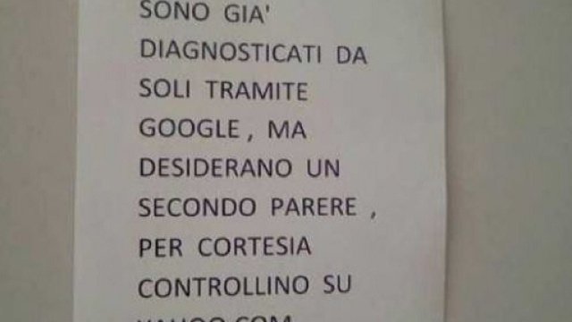 Il cartello esposto da un medico presso il suo studio