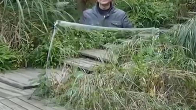 Il mantello sarebbe in grado di riflettere l'onda luminosa attorno alla persona