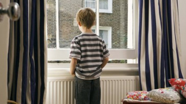 Mamma abbandona 3 figli per andare in Spagna - strettoweb.com