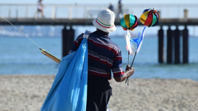 Migrante su una spiaggia italiana. Foto Creative Commons