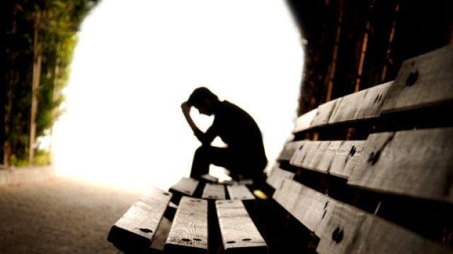 Casa all'asta: si taglia le vene in tribunale