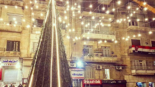 Aleppo: un albero di Natale giganteggia tra le rovine