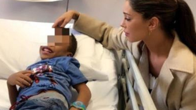 Belen Rodriguez con il piccolo Yoendrix all'ospedale Gaslini