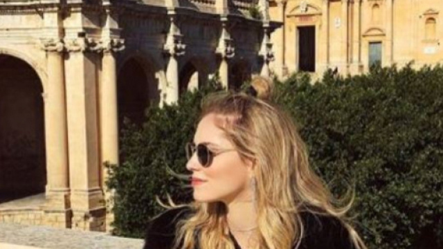 Chiara Ferragni alle spalle il centro storico di Noto