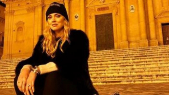 Chiara Ferragni sulla scalinata della Cattedrale di Noto