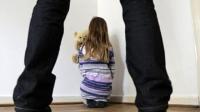 Con la mamma dalla polizia e confessa 50 abusi sessuali su bambini
