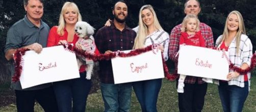 Humorous Christmas photo goes viral. Image Credit: Emily Swawright / Twitter (modified)