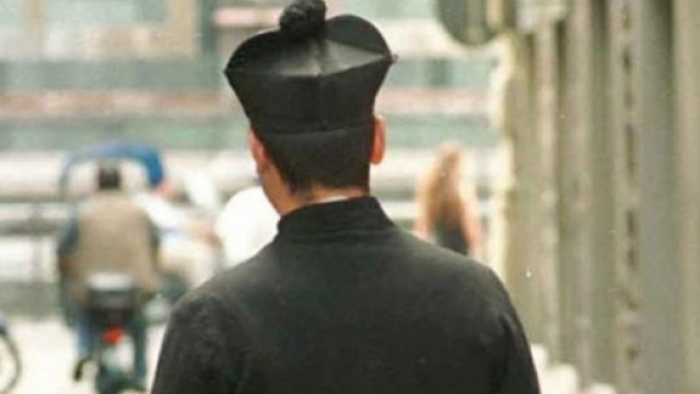 A Reggio Calabria un parroco &egrave; stato sospeso dal suo ministero dopo che la Procura lo accusa di pedofilia.