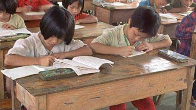 Bambini in una scuola rurale cinese