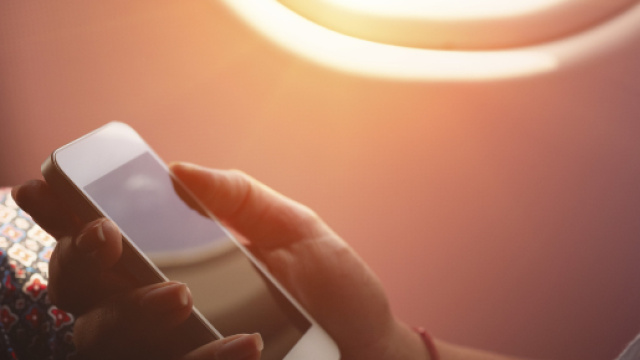 Cellulari in volo: ecco perch&eacute; &egrave; vietato tenerli attivi