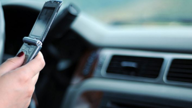 Con il cellulare alla guida da oggi si rischia di pi&ugrave;